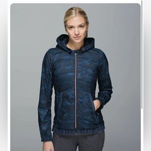 Lululemon Spring Fling Puffy Windbreaker Heathered Lotus Camo Oil Slick Blue 8